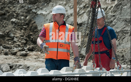 Gli ingegneri strutturali ponendo i primi blocchi durante un edificio sito test di carico in un cantiere in Fridolfing, Bavaria Foto Stock