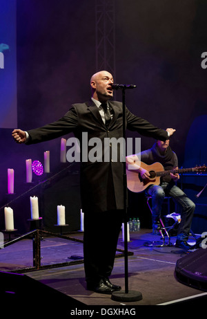 'Der Graf' cantante di 'Unheilig' performing live in un concerto a Aschheim, Bavaria Foto Stock