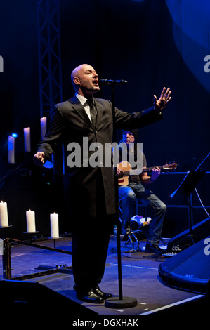 'Der Graf' cantante di 'Unheilig' performing live in un concerto a Aschheim, Bavaria Foto Stock