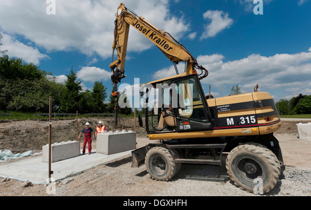 Gli ingegneri strutturali ponendo i primi blocchi durante un edificio sito test di carico in un cantiere in Fridolfing, Bavaria Foto Stock