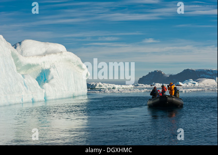 Zodiac con turisti in crociera anteriore di un iceberg, Mare di Weddell, Antartide Foto Stock