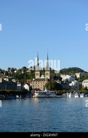 Viste sul lago di Lucerna a Hofkirche San Leodegar chiesa con le torri gemelle nella città vecchia di Lucerna, Svizzera, Europa Foto Stock