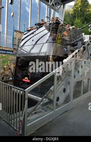 CabriO Bahn, il mondo il primo cavo auto con un open top deck, andando fino a Stanserhorn montagna, Stans, Svizzera, Europa Foto Stock