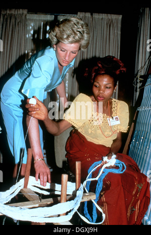 Di SUA ALTEZZA REALE IL PRINCIPE DI GALLES Diana, principessa di Galles chat con donne locali l'artigianato in Lagos, Royal Tour della Nigeria Marzo 1990 Foto Stock