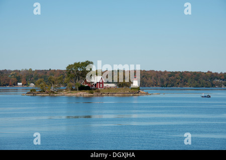 New York, San Lawrence Seaway, migliaia di isole. Pescatore di fronte della piccola isola con il faro. Foto Stock