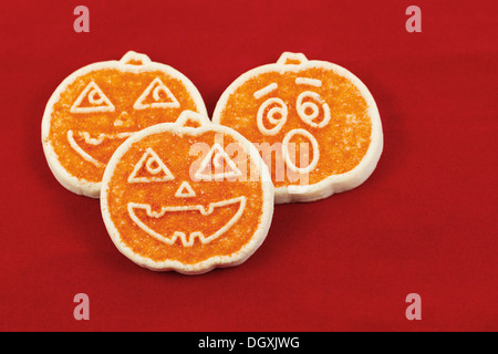 Foto orizzontale di tre zucchero stagionali dei cookie sul rosso panno della tabella Foto Stock