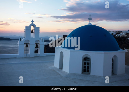 Tramonto a Santorini chiesa (Firostefani), Grecia Foto Stock