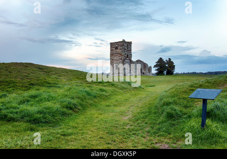 Crepuscolo presso le rovine di Knowlton chiesa che sorge al centro di un antico henge neolitica e ha fama di essere il più haunte Foto Stock