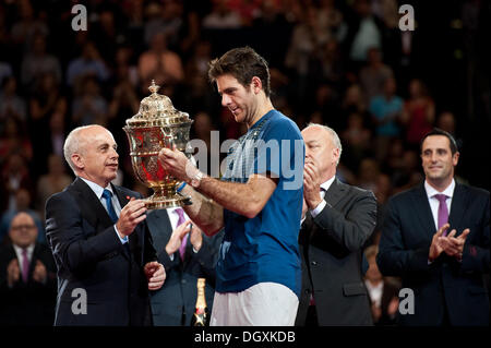 Basel, Svizzera. 27 ott 2013. J.M. Del Potro (ARG) riceve il trofeo della Swiss interni a St. Jakobshalle di domenica. Foto: Miroslav Dakov/ Alamy Live News Foto Stock