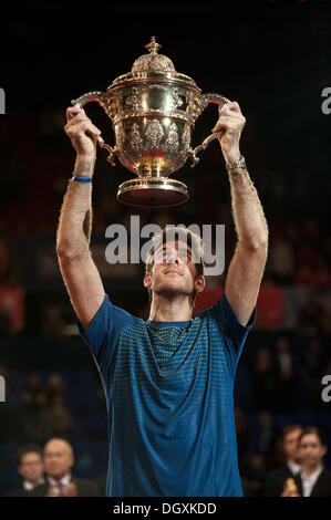 Basel, Svizzera. 27 ott 2013. J.M. Del Potro (ARG) solleva il trofeo della Swiss interni a St. Jakobshalle di domenica. Foto: Miroslav Dakov/ Alamy Live News Foto Stock