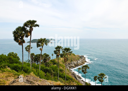 Promthep Cape è una montagna di roccia che si protende nel mare a Phuket, Tailandia. Foto Stock