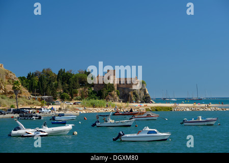 Il Portogallo, Algarve, Ferragudo, il Forte Sao Joao sul Arado estuario Foto Stock