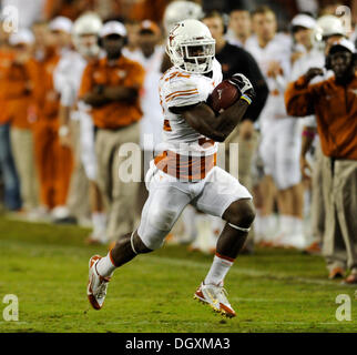 Ft. Vale la pena, TX, Stati Uniti d'America. 26 ott 2013. University of Texas running back Johnathan grigio (32) in azione contro la TCU cornuto rane durante un NCAA Football gioco a Amon G. Carter Stadium di Ft. Vale la pena, Texas, Sabato 26 Ottobre, 2013. © csm/Alamy Live News Foto Stock