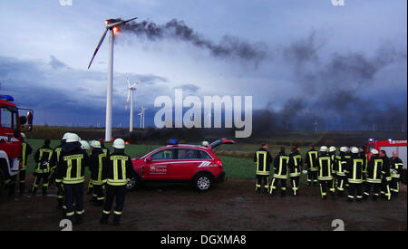 Magdeburg, Germania. 27 ott 2013. Vigili del fuoco a stare di fronte ad un ardente turbina eolica nella regione Boerdekreis vicino a Magdeburgo, Germania, 27 ottobre 2013. La causa del fuoco è ancora poco chiaro. Foto: Str./dpa/Alamy Live News Foto Stock