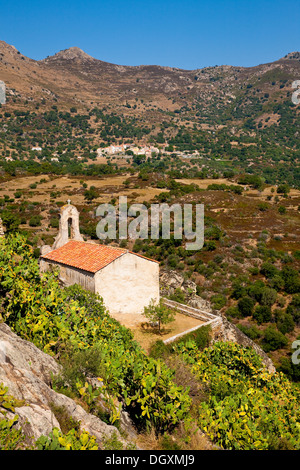 Chapelle Saint-Joseph nel villaggio di Montemaggiore ( Montegrosso ) con il Monte Grosso gamma, Corsica, Francia Foto Stock