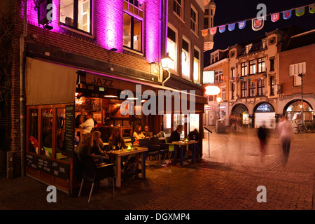 Street cafe di notte, centro storico, Utrecht, provincia di Utrecht, Paesi Bassi Foto Stock