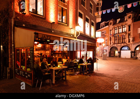 Street cafe di notte, centro storico, Utrecht, provincia di Utrecht, Paesi Bassi Foto Stock