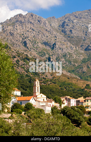 Villaggio di Zilia con il Monte Grosso gamma, Corsica, Francia Foto Stock