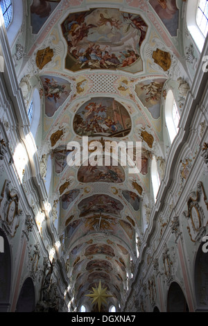 Soffitto affrescato, navata della chiesa parrocchiale di San Giorgio, dipinta da Johann Georg Bergmueller, Ochsenhausen Foto Stock