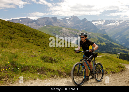 Mountain biker nelle Alpi vicino Lauenen, Canton Berna, Svizzera, Europa Foto Stock