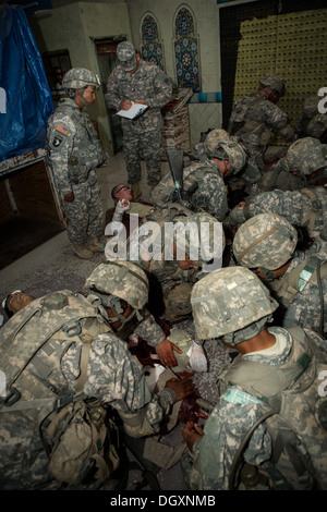 US Army soldati durante il combattimento simulazione medica a base di addestramento al combattimento durante il boot camp a Fort Jackson Settembre 27, 2013 in Columbia, SC. Foto Stock