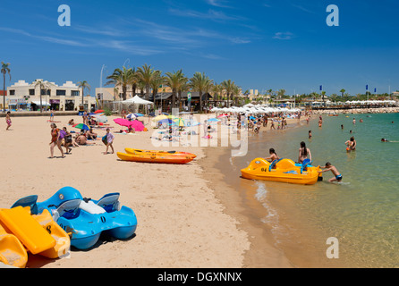 Il Portogallo, Algarve pedalò su Praia da rocha beach Foto Stock