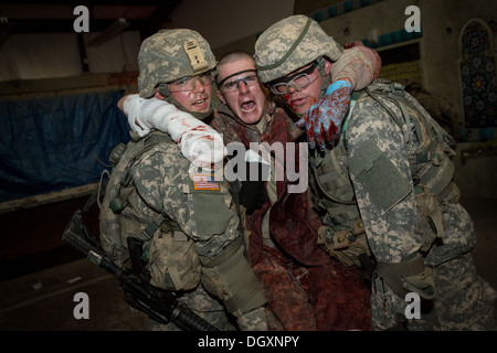 US Army soldati durante il combattimento simulazione medica a base di addestramento al combattimento durante il boot camp a Fort Jackson Settembre 27, 2013 in Columbia, SC. Foto Stock