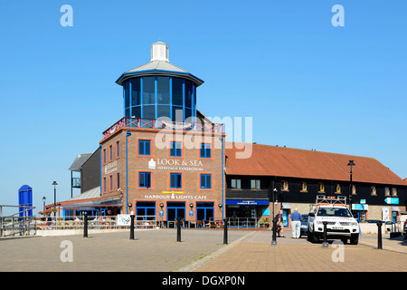 Accanto al fiume Arun a Littlehampton nel West Sussex sulla costa sud dell'Inghilterra. Foto Stock