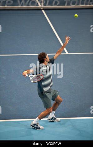 Basel, Svizzera. 27 ott 2013. Roger Federer serve durante la finale di Swiss interni a St. Jakobshalle di domenica. Foto: Miroslav Dakov/ Alamy Live News Foto Stock