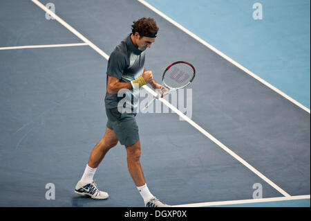 Basel, Svizzera. 27 ott 2013. Roger Federer (SUI) cheers durante la finale di Swiss interni a St. Jakobshalle di domenica. Foto: Miroslav Dakov/ Alamy Live News Foto Stock