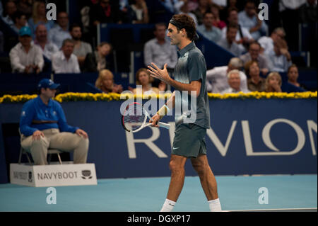 Basel, Svizzera. 27 ott 2013. Roger Federer (SUI) arrabbiato durante la finale di Swiss interni a St. Jakobshalle di domenica. Foto: Miroslav Dakov/ Alamy Live News Foto Stock