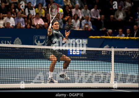 Basel, Svizzera. 27 ott 2013. Roger Federer (SUI) difende presso la rete durante la fase finale della Swiss interni a St. Jakobshalle di domenica. Foto: Miroslav Dakov/ Alamy Live News Foto Stock