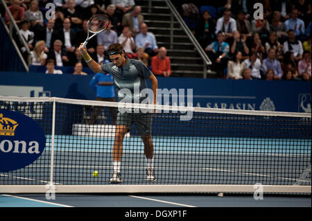Basel, Svizzera. 27 ott 2013. Roger Federer (SUI) frustrati durante la finale di Swiss interni a St. Jakobshalle di domenica. Foto: Miroslav Dakov/ Alamy Live News Foto Stock