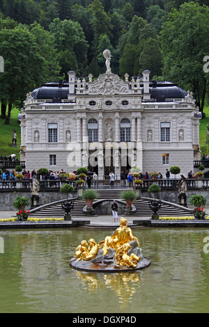 Schloss Linderhof Palace, parco, oro sculture in uno stagno, il Castello Reale di Ludwig II, Ettal comune, Alta Baviera, Baviera Foto Stock