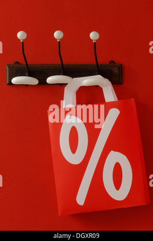 Shopping bag con un per cento segno appeso sul nostalgico appendiabiti Foto Stock