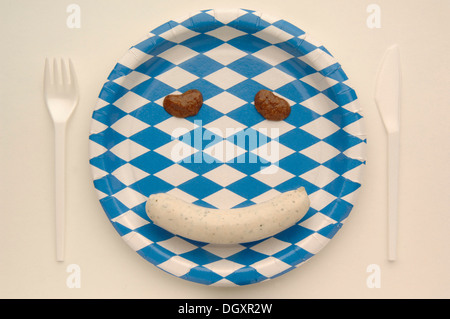 Weisswurst salsiccia di vitello facendo una faccia con senape su un piatto di carta con la bavarese a losanga Foto Stock