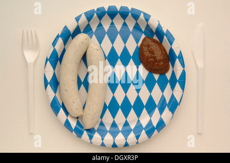 Weisswurst salsiccia di vitello con senape su un piatto di carta con la bavarese a losanga Foto Stock