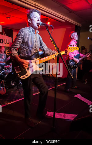 Kingston Upon Thames, Surrey, Regno Unito. 26 ott 2013. Bruce Foxton (Bass), Russell Hastings (chitarra) e sorridente (tamburi) Eseguire come dall'inceppamento al Kingsmeadow, AFC Wimbledon, Kingston Upon Thames, Surrey, Regno Unito © Trish Gant/Alamy Live News Foto Stock