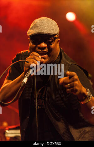 Londra, Regno Unito. 26th Ott 2013. Roberto Hernandez, membro di Los Van Van, che si esibisce al Forum HMV di Kentish Town. Foto Stock