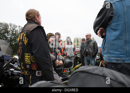 I motociclisti attendere l'inizio dell'autunno annuale corsa di beneficenza in Adams, Massachusetts. Foto Stock