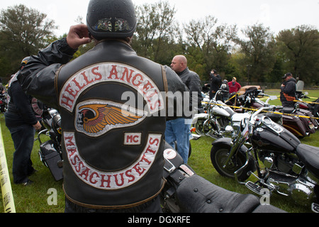 I motociclisti attendere l'inizio dell'autunno annuale corsa di beneficenza in Adams, Massachusetts. Foto Stock