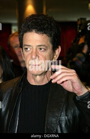 FILE: PIX (dpa) - US rock star Lou Reed ("Fate una passeggiata sul lato selvaggio") illustrato nel corso di una conferenza stampa tenutasi a Berlino, 15 marzo 2002. Foto Stock