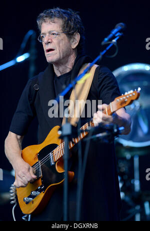 FILE PIX: Berlino, Germania. Xx Giugno, 2012. Noi cantante e musicista Lou Reed esegue sul palcoscenico la Zitadelle Spandau a Berlino, Germania, 20 giugno 2012. Il chitarrista e cantautore tours in Europa sotto la tour motto "Da VU a Lulu'. Foto: Matthias esitano di fronte/dpa/Alamy Live News Foto Stock