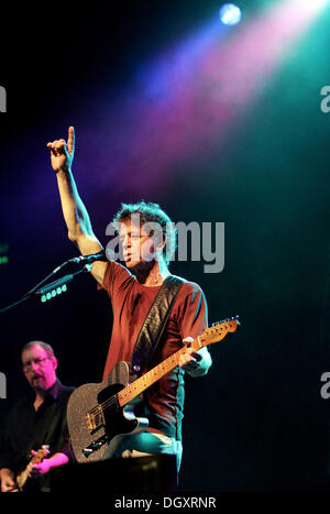 FILE PIX: Frankfurt Main, Germania. 24 Aprile, 2005. (Dpa) - cantante americano Lou Reed esegue sul palco del "Alten Oper' (antico teatro dell'opera) di Francoforte sul Meno, Germania, 24 aprile 2005. L'ex membro della band di culto "Velvet Underground' aprì il suo tour in Germania in sold-out opera. Credito: dpa/Alamy Live News Foto Stock