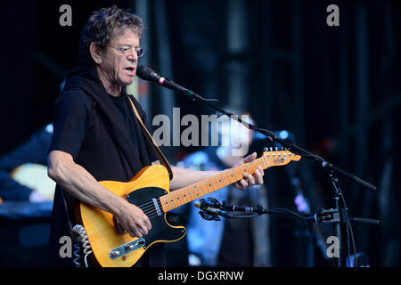 FILE PIX: Berlino, Germania. Xx Giugno, 2012. Noi cantante e musicista Lou Reed esegue sul palcoscenico la Zitadelle Spandau a Berlino, Germania, 20 giugno 2012. Il chitarrista e cantautore tours in Europa sotto la tour motto "Da VU a Lulu'. Foto: Matthias esitano di fronte/dpa/Alamy Live News Foto Stock