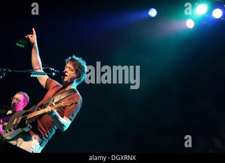 FILE PIX: Frankfurt Main, Germania. 24 Aprile, 2005. (Dpa) - cantante americano Lou Reed esegue sul palco del "Alten Oper' (antico teatro dell'opera) di Francoforte sul Meno, Germania, 24 aprile 2005. L'ex membro della band di culto "Velvet Underground' aprì il suo tour in Germania in sold-out opera. Credito: dpa/Alamy Live News Foto Stock