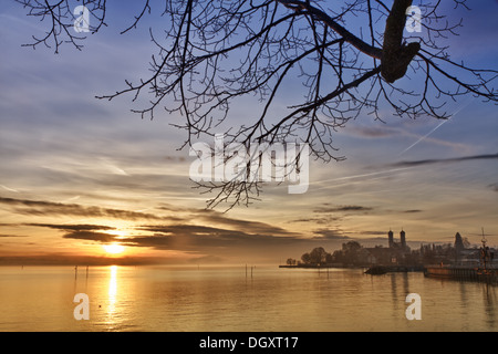 Bodensee (Lago di Costanza) con Schlosskirche (chiesa) di Friedrichshafen al tramonto, Germania Foto Stock