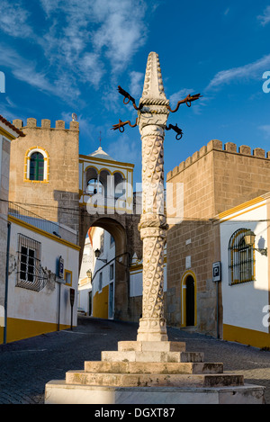 Il Portogallo, l'Alentejo, Elvas, o pelourinho nel Largo de Santa Clara square Foto Stock