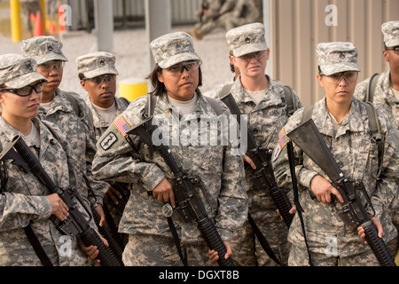 Donne praticare il sergente candidati presso la US Army trapanare gli istruttori Scuola Fort Jackson ascoltare nel corso di addestramento alle armi Settembre 26, 2013 in Columbia, SC. Mentre il 14% dell'esercito è donne soldato vi è una carenza di trapano femmina sergeants. Foto Stock