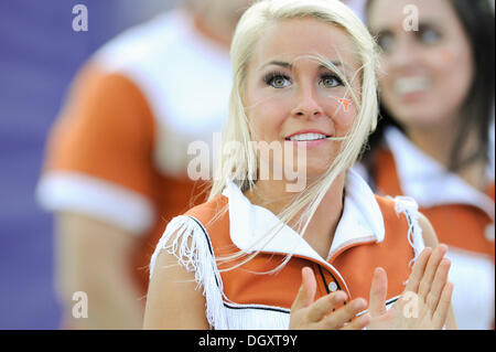 Ft. Vale la pena, TX, Stati Uniti d'America. 26 ott 2013. Una università del Texas cheerleader ottiene la folla Fired Up prima per i giocatori del Longhorn giocando la TCU cornuto rane in un NCAA Football gioco a Amon G. Carter Stadium di Ft. Vale la pena, Texas, Sabato 26 Ottobre, 2013. © csm/Alamy Live News Foto Stock